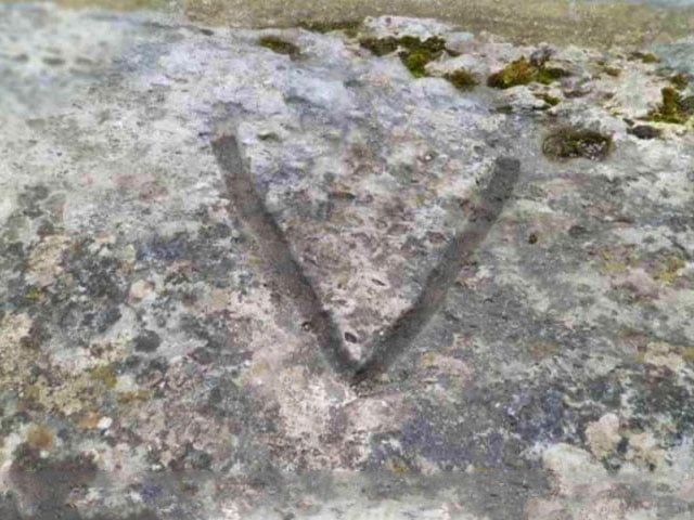 علامت وی V در گنج یابی و برسی شکل مکمل در دفینه یابی